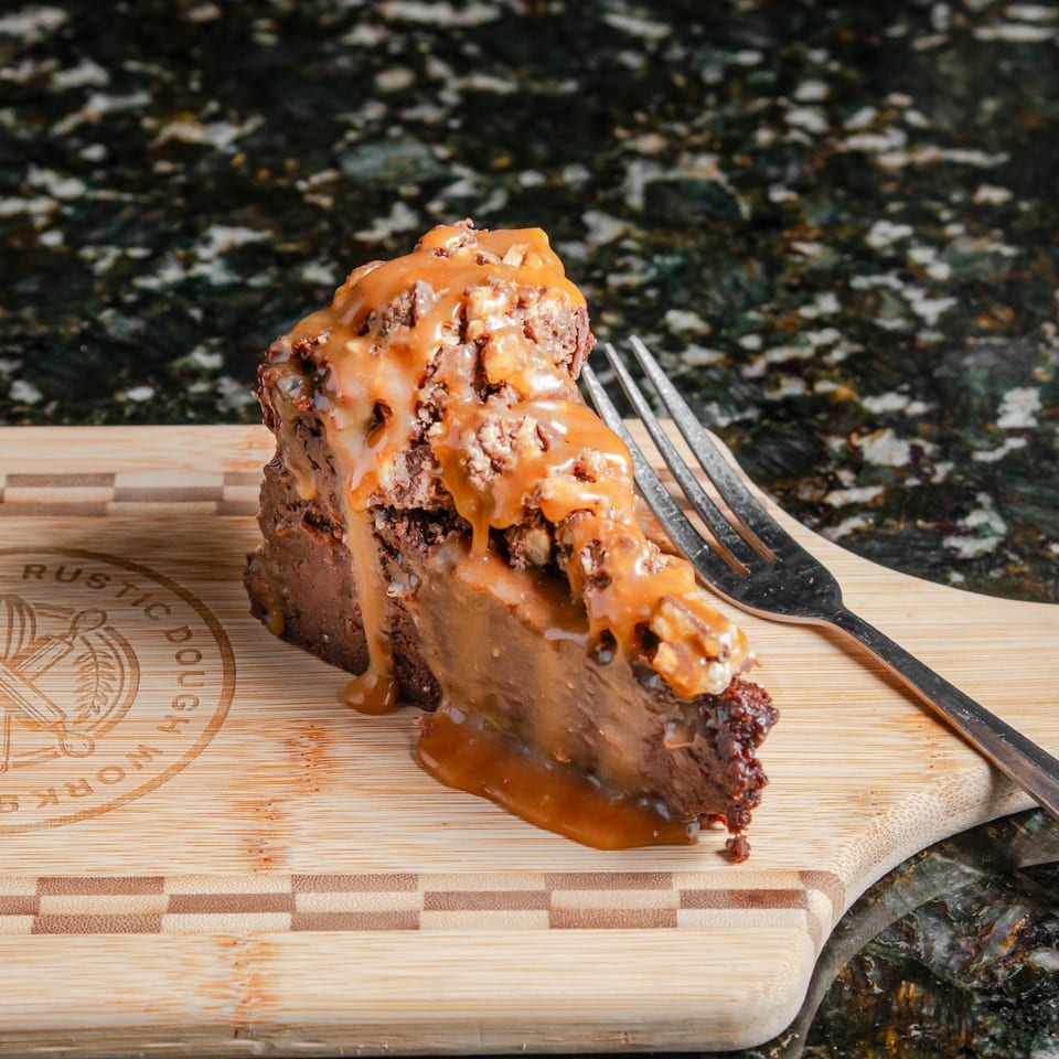 Flourless chocolate cake with Snickers and salted caramel